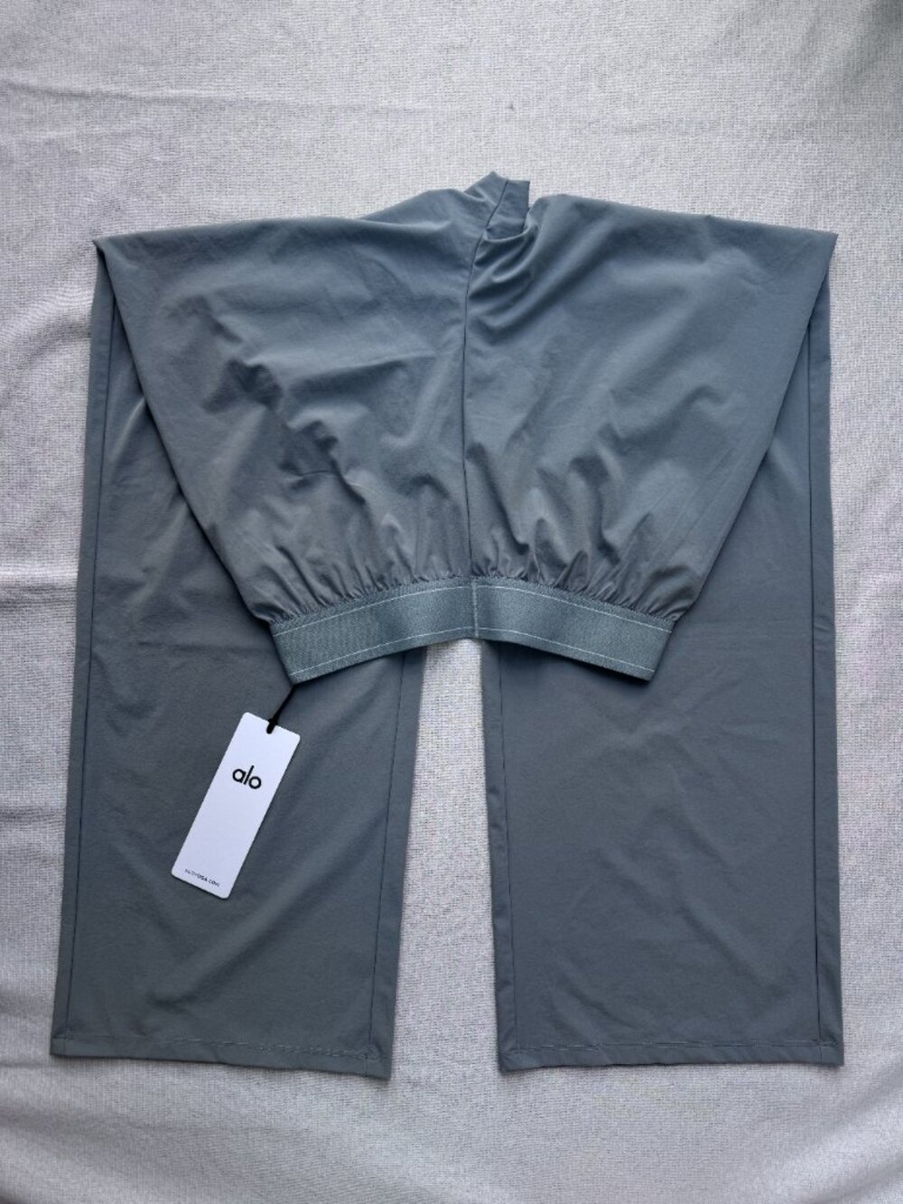 NWT🥳 ALO Yoga Steel Grey Wide Leg Pants ✨ (Regular Length) Soft Neutral - Picture 3 of 8
